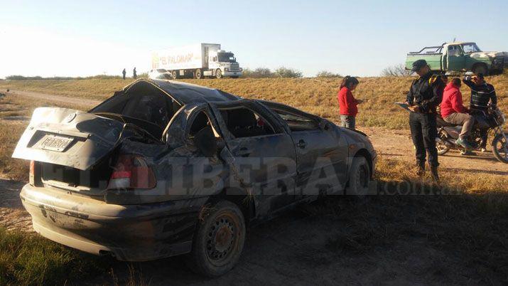 Ocasionales conductores y personal policial auxiliaron a los ocupantes del auto