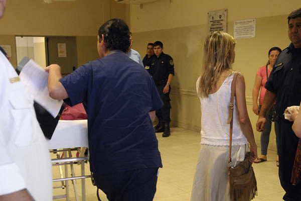 Una discusioacuten de pareja terminoacute con un joven acuchillado en el gluacuteteo