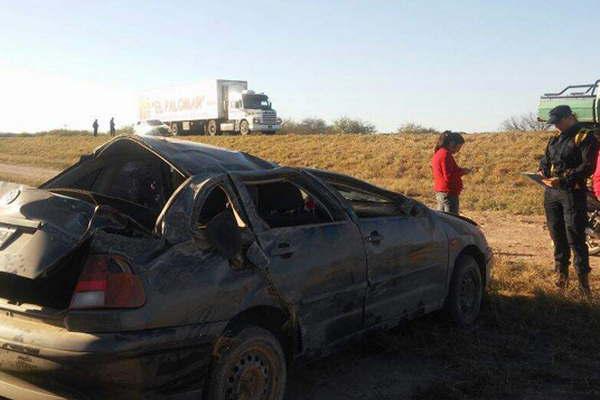 Se salvan de milagro tras espectacular vuelco por un desperfecto mecaacutenico