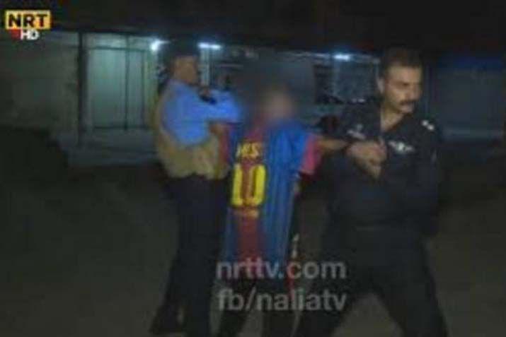 Video- detienen a un nintildeo kamikaze vestido con la camiseta de Messi