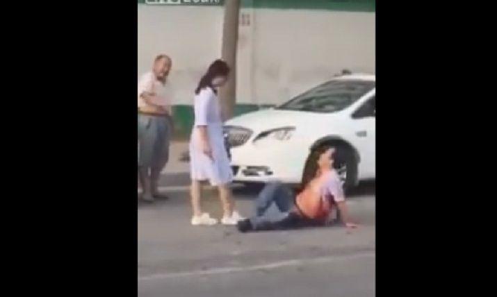 Apuntildeala a su esposo infiel en plena calle