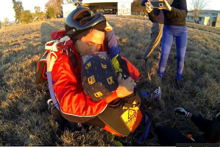 Dos santiaguentildeos conmueven en las redes tras comprometerse en el aire