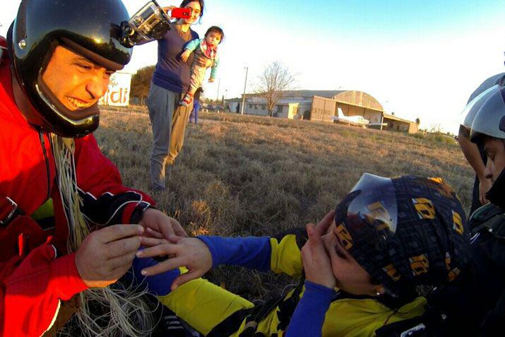 Dos santiaguentildeos conmueven en las redes tras comprometerse en el aire