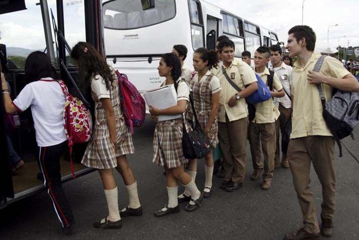 Nintildeos venezolanos deberaacuten tener visa para estudiar en Colombia
