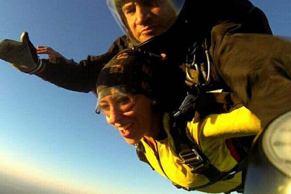 Pareja de enamorados se comprometioacute en un salto en paracaiacutedas 
