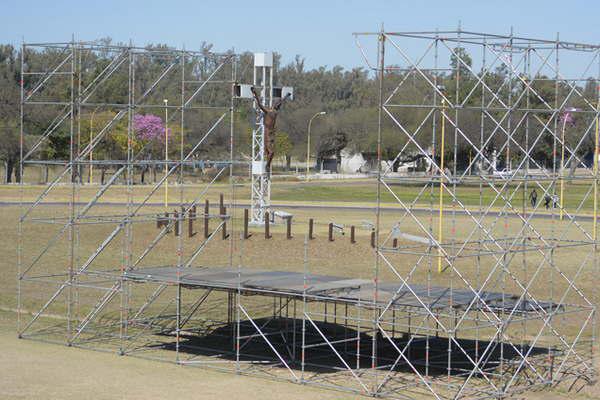 Los teacutecnicos preparan el altar de la beatificacioacuten