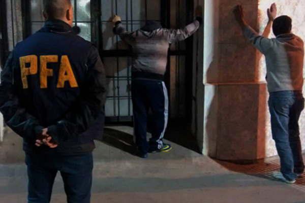 Clausuran dos prostiacutebulos y detienen a 4 persona