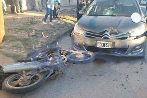 Motociclista herido al chocar contra un automoacutevil en Friacuteas