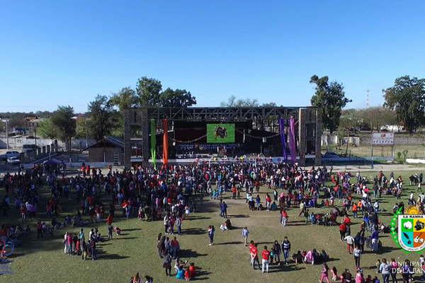 La Municipalidad brindoacute  una fiesta infantil en el  Club Sarmiento de La Banda