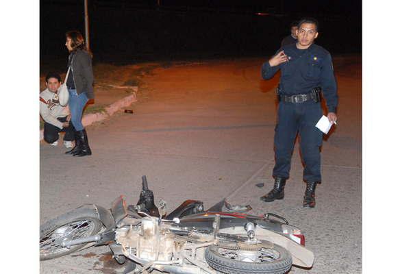 Quiso evadir un control y derrapoacute con su moto