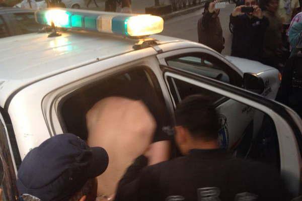 Aprovechoacute el descuido de un joven y le roboacute la mochila con bienes valuados en  16000 