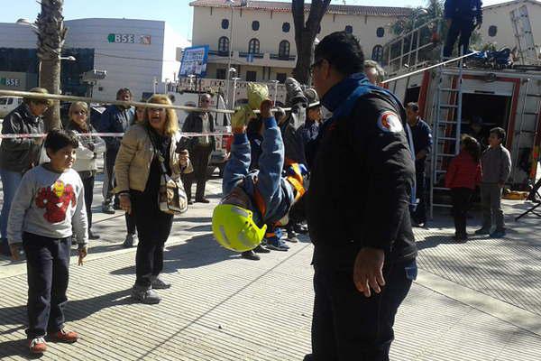 Bomberos termenses compartieron una jornada agradable con los nintildeos en su Diacutea