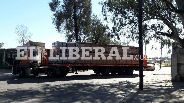 Motociclista fue chocado por un camioacuten cargado con ladrillos