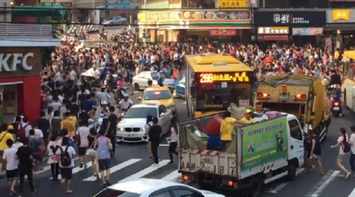 Pokeacutemon Go- Estampida humana en Taiwaacuten para atrapar un raro pokeacutemon