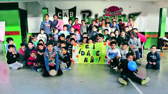 La escuelita de baacutesquet del Club Belgrano festejoacute a lo grande el Diacutea del Nintildeo