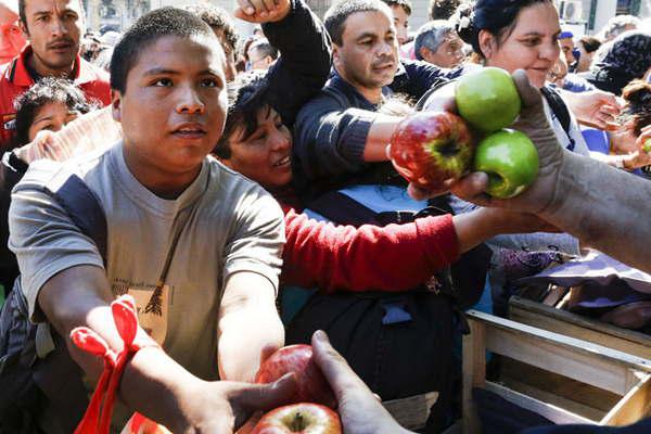 Masivo frutazo en Plaza de Mayo por crisis del sector