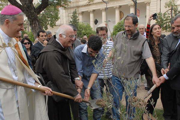 Se realizaraacute mantildeana la oracioacuten por la vida y la paz con Mons Ariel Torrado Mosconi