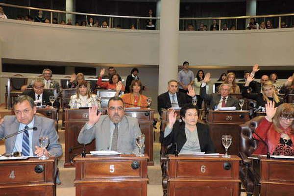 La Caacutemara de Diputados aproboacute la intervencioacuten del Consejo General de Educacioacuten por un antildeo
