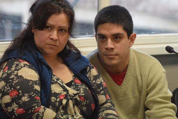 La mae y su hijo se habriacutean quedado sin abogado defensor a tres semanas del juicio por Leda