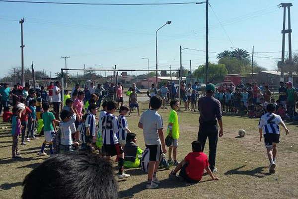 El fuacutetbol congregoacute a cientos de chicos en Clodomir