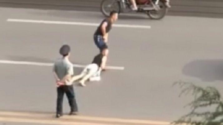 Indignante- arrastra de los pelos a su mujer ante la mirada de un policiacutea