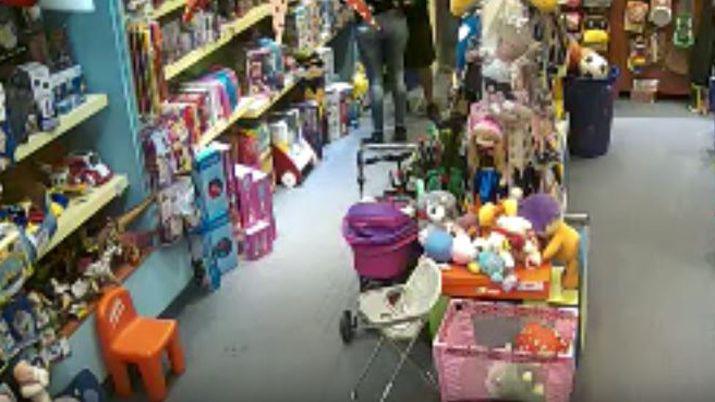 VIDEO  Mecheras de jugueteriacutea santiaguentildea captadas por las caacutemaras