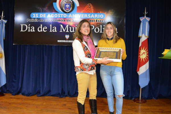 Autoridades homenajearon a las mujeres policiacuteas en su diacutea