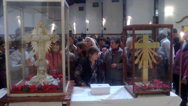 Antildeatuyenses recibieron las cruces de Mailin y Mataraacute que peregrinan por Mama Antula