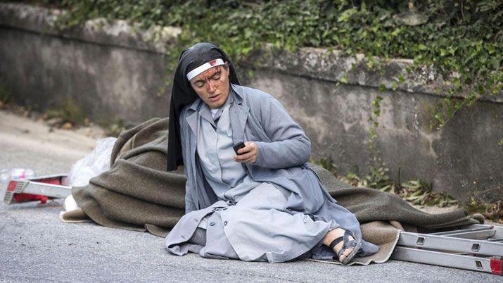 La historia detraacutes de la conmovedora foto de la monja herida que recorrioacute el mundo