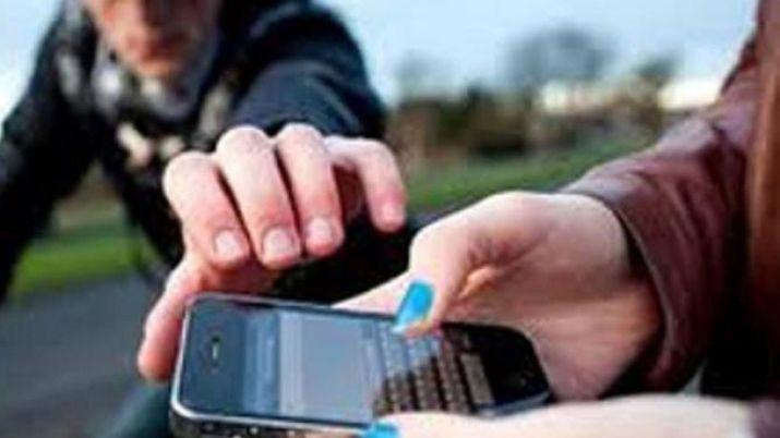 Con una punta amenazoacute a dos adolescentes y les roboacute un celular