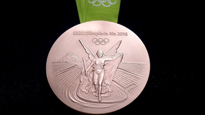 Subastoacute su medalla oliacutempica para ayudar a un chico con caacutencer