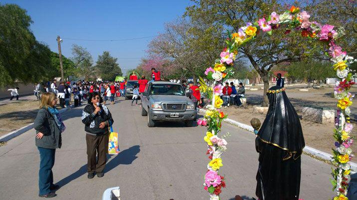 Arribaron las imaacutegenes del sentildeor de Mailin La Cruz de Matara y Mama Antula a Quimiliacute