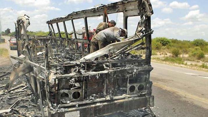 Paacutenico en pasajeros por el incendio total de un micro