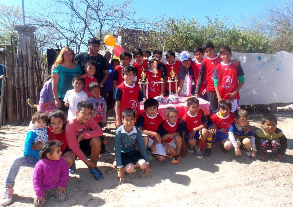 Entregan elementos deportivos a chicos de Villa Raquel