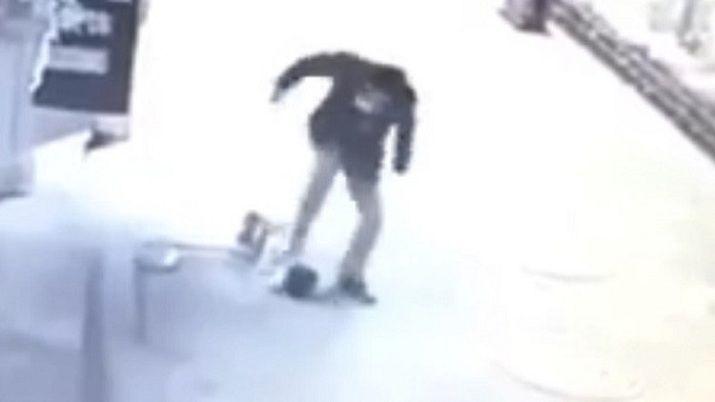Video- Hombre golpea brutalmente a un nintildeo de dos antildeos