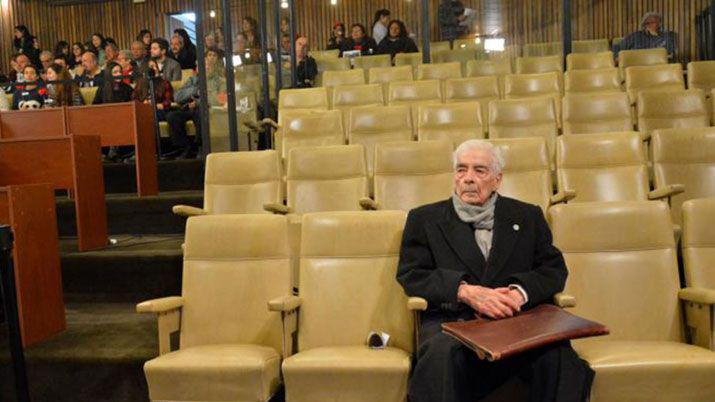 Condenaron a prisioacuten perpetua a Meneacutendez en la causa La Perla