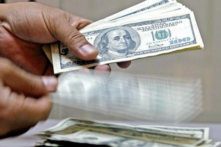 El doacutelar cerroacute casi estable a  1515