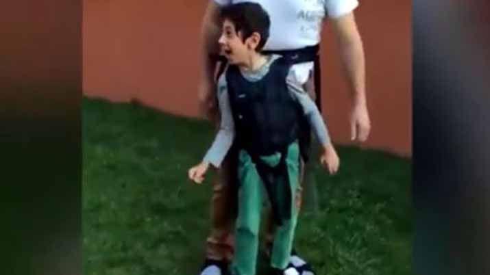 Un papaacute hizo caminar a su hijo paralizado y la reaccioacuten del nene lo es todo