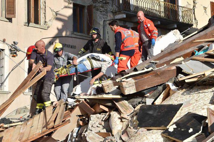 Los equipos de emergencia rescatan a un hombre en Arquata del Tronto en Italia
