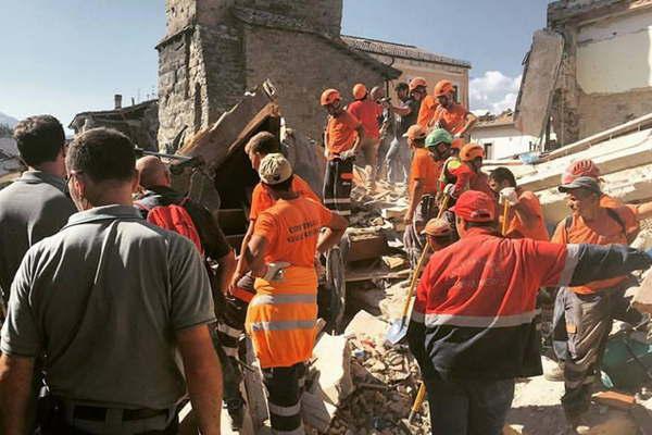 Ya son 250 los muertos por el demoledor terremoto en Italia