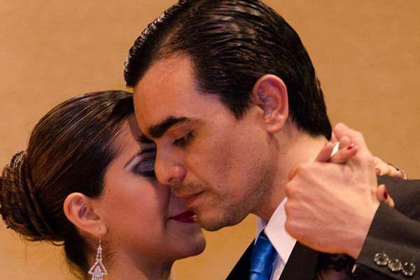 A bailar tangos invita La Bruacutejula  