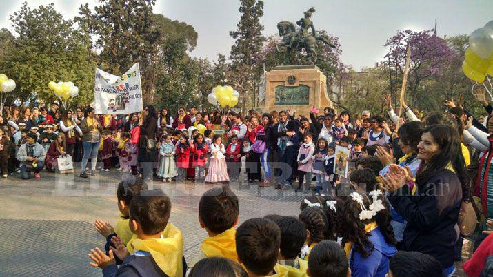 Jardines de infantes catoacutelicos honran a Mama Antula en Plaza Libertad