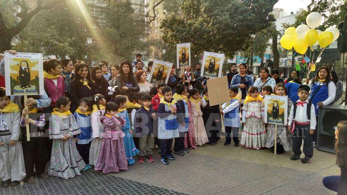 Jardines de infantes catoacutelicos honran a Mama Antula en Plaza Libertad