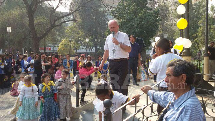 Jardines de infantes catoacutelicos honran a Mama Antula en Plaza Libertad