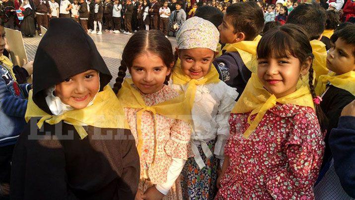 Jardines de infantes catoacutelicos honran a Mama Antula en Plaza Libertad