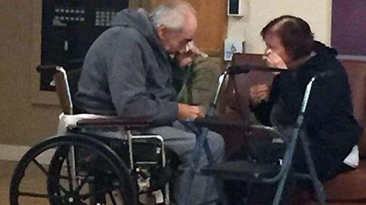 La historia de la conmovedora foto de una pareja de ancianos