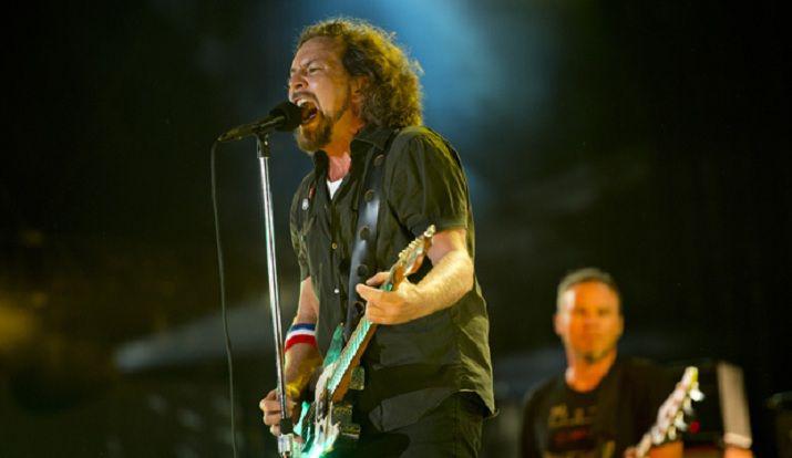 El cantante de Pearl Jam detiene un concierto para defender a una mujer