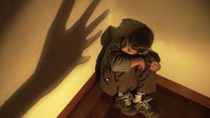 Violenta madre bantildeoacute con agua helada a su hijo porque se hizo la caca