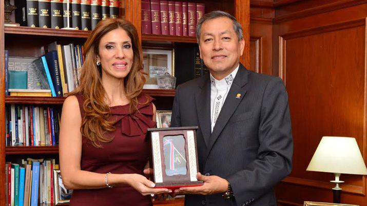 La Gobernadora recibioacute al embajador de Bolivia
