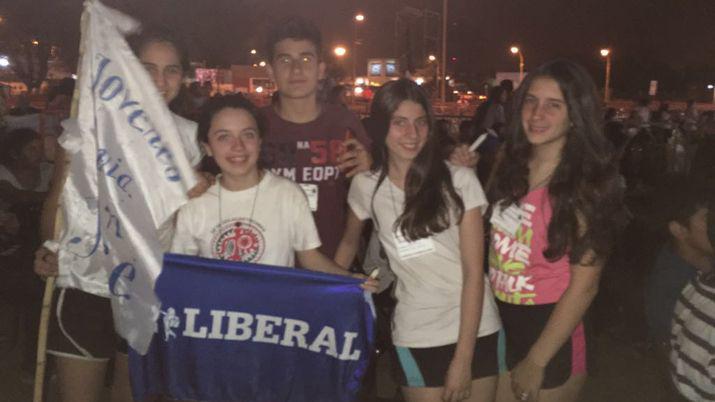 Mama Antula canta y baila junto a los joacutevenes en la vigilia